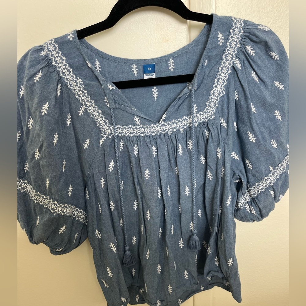 Old Navy blue blouse with white sewn detail pattern